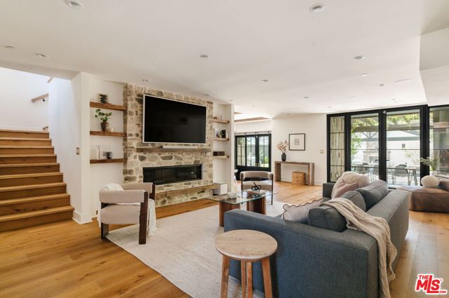11734 Huston Street, Valley Village CA: https://media.crmls.org/mediaz/efd79271-7339-4bf6-b32f-5ff2e51b4420.jpg