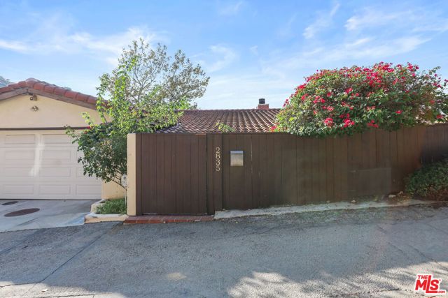 2835 Oak Point Drive, Los Angeles CA: https://media.crmls.org/mediaz/efd7dcdb-e3df-4151-b915-527a4af8a2e3.jpg