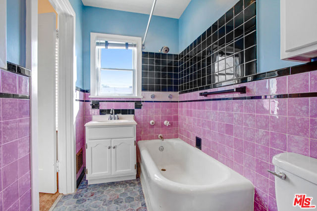 1020 Hi Point Street, Los Angeles CA: https://media.crmls.org/mediaz/efd7e3cd-8b43-43a4-9998-96fd921d36e8.jpg