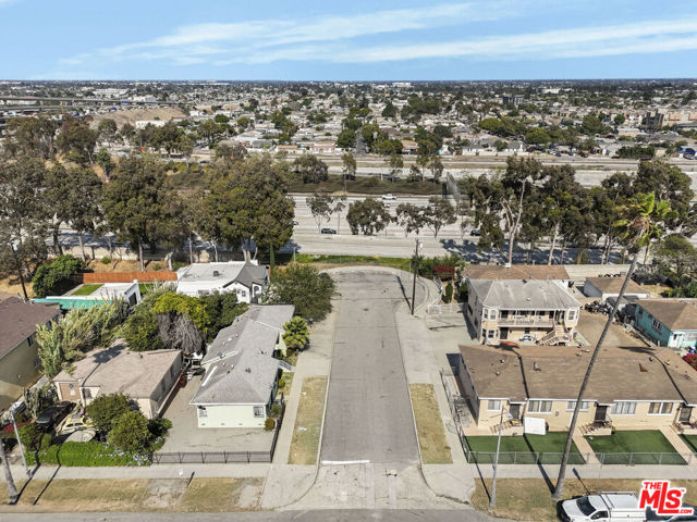 447 W 118th Place, Los Angeles CA: https://media.crmls.org/mediaz/efd8220c-8391-4c91-ba70-918bb4a27007.jpg