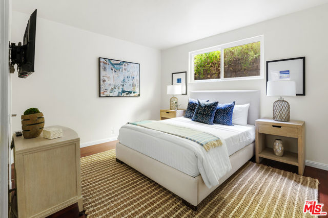 18111 Coastline Drive, Malibu CA: https://media.crmls.org/mediaz/efd8853a-c19c-4f90-8bd9-19f58da14294.jpg