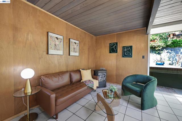 5354 Greenridge Rd, Castro Valley CA: https://media.crmls.org/mediaz/efd95022-92d1-4953-9753-f2dd2bf9f9e3.jpg