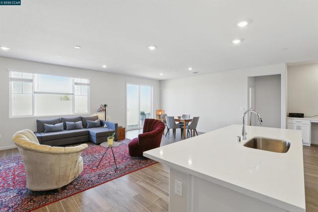 4105 Markovich Ct, Richmond CA: https://media.crmls.org/mediaz/efd96c68-f100-468d-8f3d-7998dc4e0a81.jpg