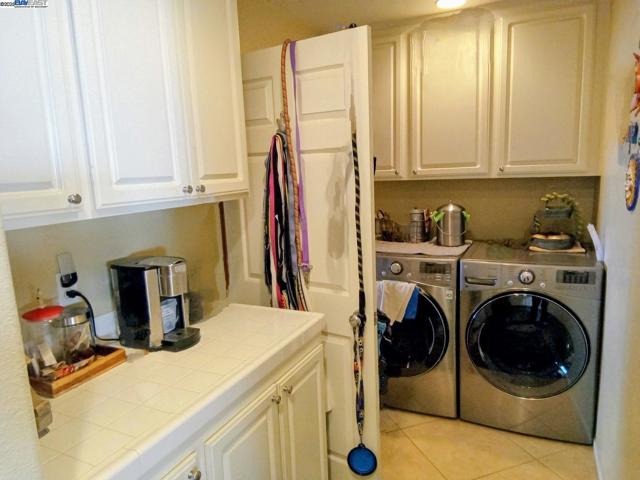 24350 Lorenzo Ln,  CA: https://media.crmls.org/mediaz/efd98331-9a4c-4b93-92f2-0de32799db21.jpg