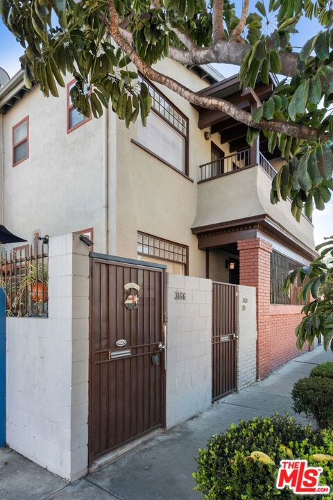 3166 San Marino Street, Los Angeles CA: https://media.crmls.org/mediaz/efda4e35-6ecc-495b-be41-e8222be193fa.jpg