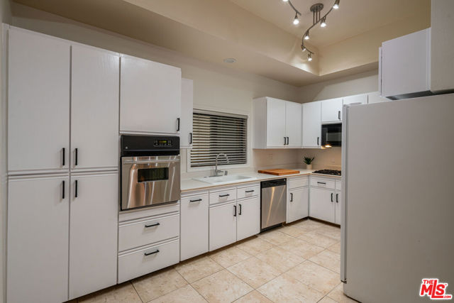11636 Montana Avenue, Los Angeles CA: https://media.crmls.org/mediaz/efdb634d-7b8a-4223-a162-007625000a15.jpg