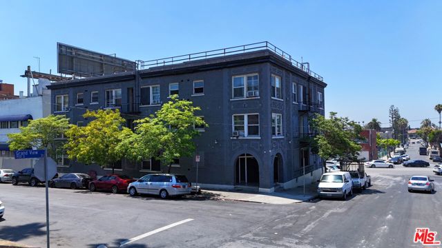 1000 S Grand View Street, Los Angeles CA: https://media.crmls.org/mediaz/efdb6fe3-1227-4f75-baaa-9267b982eb4c.jpg