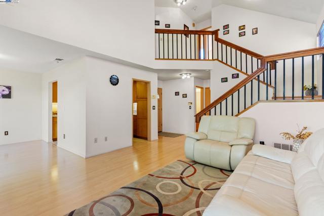 35 Leonard Ct, Alameda CA: https://media.crmls.org/mediaz/efdbff0c-1f0a-4324-b423-042bb619f563.jpg