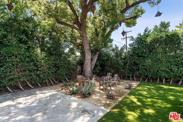 2130 W 27th Street, Los Angeles CA: https://media.crmls.org/mediaz/efdc3bfb-1b94-4945-90e4-7df8605c5a42.jpg