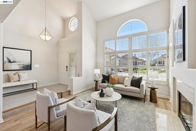 Image 5 of 60 For 674 Crystal Ct