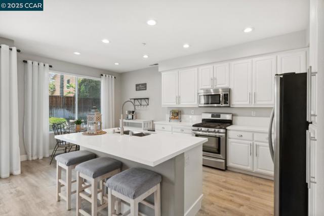 96 Heritage Way, Brentwood CA: https://media.crmls.org/mediaz/efdd69e4-2b2b-4883-9205-058c6cf75e48.jpg