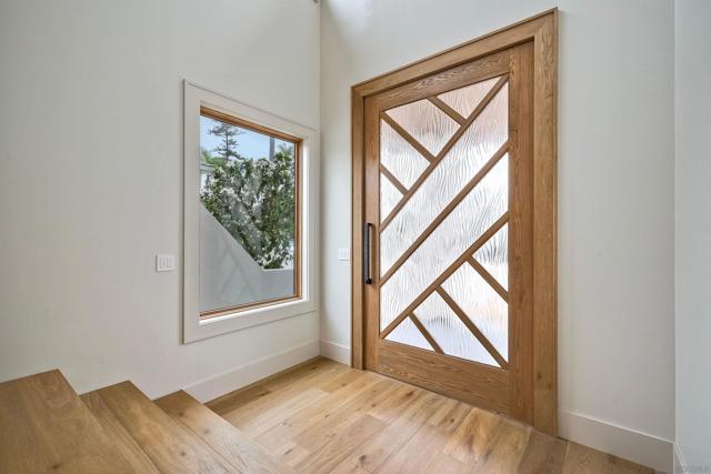 440 Pomona Avenue, Coronado CA: https://media.crmls.org/mediaz/efddce99-356b-4fc3-bb9a-ef145280a4d3.jpg