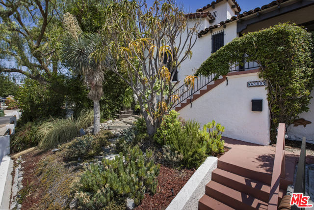 6105 Mount Angelus Drive, Los Angeles CA: https://media.crmls.org/mediaz/efde6f73-97fa-48eb-9592-13b999f18b0a.jpg