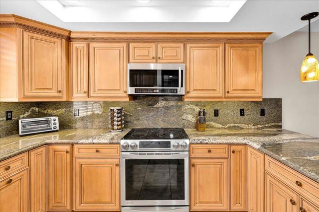 43 Sunrise Drive, Rancho Mirage CA: https://media.crmls.org/mediaz/efe06d5a-a317-4f75-bef2-355a8ede5129.jpg