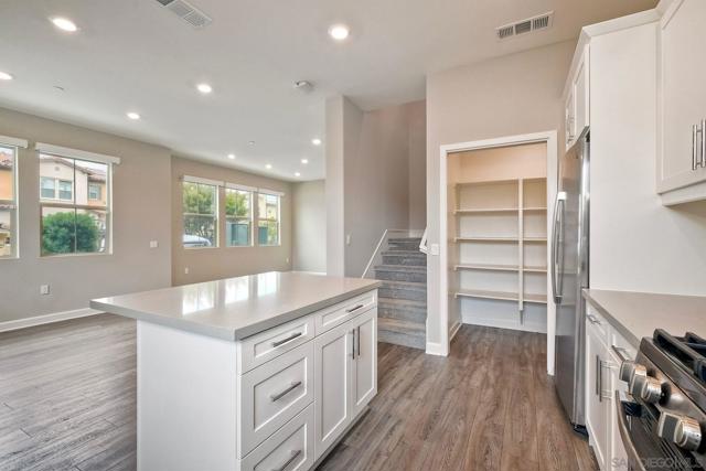 1097 Delpy View Point, Vista CA: https://media.crmls.org/mediaz/efe0bbed-815c-47f7-b7da-0a86cd7750f5.jpg