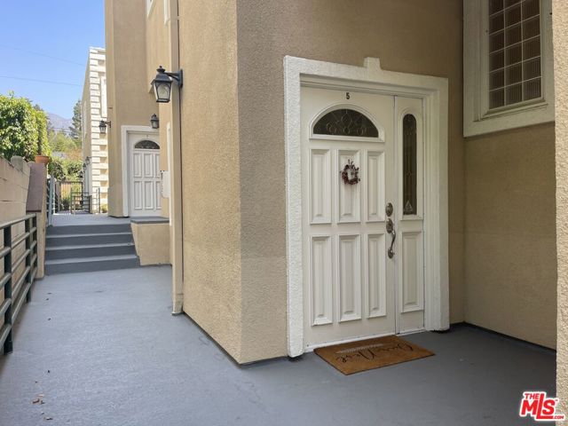 2223 Montrose Avenue, Montrose CA: https://media.crmls.org/mediaz/efe10e05-599b-4396-8395-e5267291537a.jpg