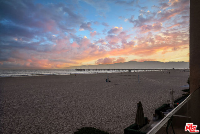 3817 Ocean Front Walk, Marina del Rey CA: https://media.crmls.org/mediaz/efe13cda-1f0d-4794-a322-2abf87b2e9d7.jpg
