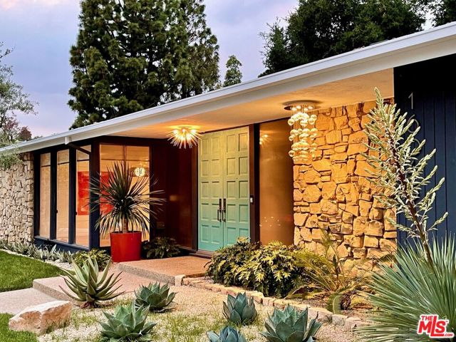 16045 Royal Mount Drive, Encino CA: https://media.crmls.org/mediaz/efe27f2a-220f-4d73-914d-63a7283de0ff.jpg