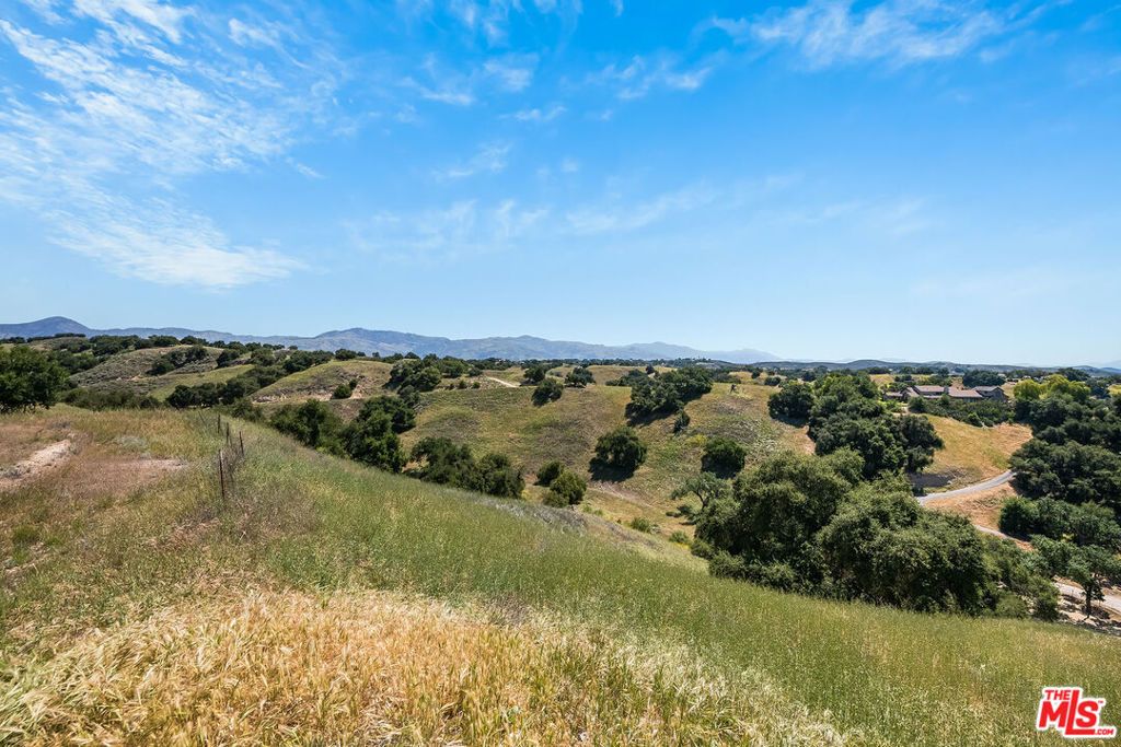 https://media.crmls.org/mediaz/efe2f71d-b99d-4b06-9abd-5874a8eef696.jpg?preset=X-Large