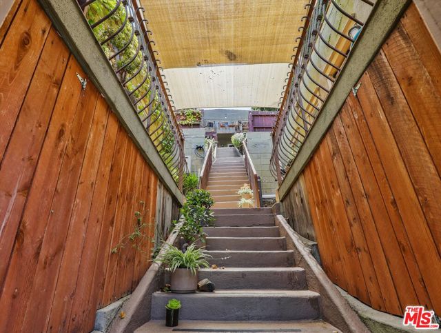 1016 Laguna Avenue, Los Angeles CA: https://media.crmls.org/mediaz/efe337fa-dfde-4ab6-bb43-e80cd1bb0854.jpg