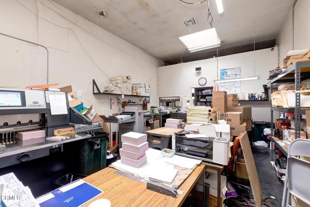 426 W Arbor Vitae Street, Inglewood CA: https://media.crmls.org/mediaz/efe383a2-a59f-4da6-8e01-77774306addf.jpg