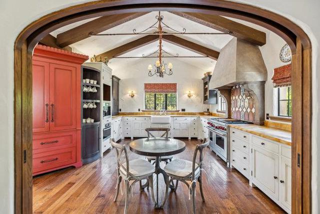 2307 Easton Drive, Burlingame CA: https://media.crmls.org/mediaz/efe3e9a9-58f7-4a72-91d0-6cf6d39ae88b.jpg