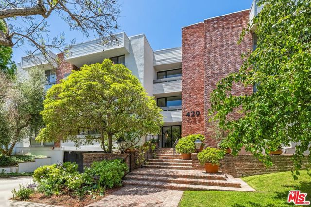 429 N Oakhurst Drive, Beverly Hills CA: https://media.crmls.org/mediaz/efe4c6ed-0915-41e6-8fd1-6d046a9dd934.jpg
