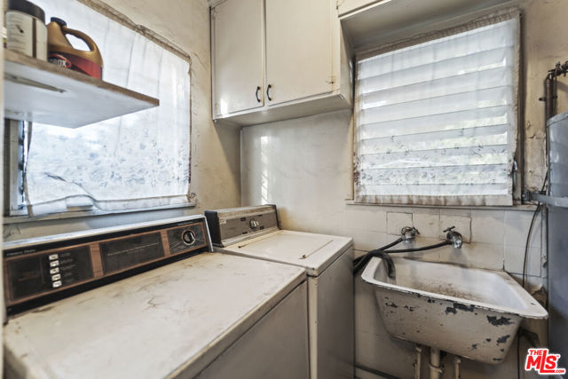 4958 Loleta Avenue, Los Angeles CA: https://media.crmls.org/mediaz/efe4ea0b-bd29-4a7f-ab71-9b5886ef6176.jpg