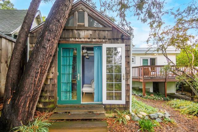 3908 Archmont Pl, Oakland CA: https://media.crmls.org/mediaz/efe51d45-a148-408d-b54b-d4c694703a55.jpg