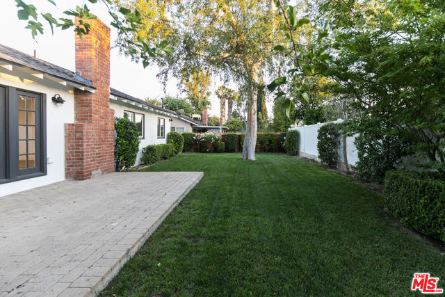 8335 GLADBECK Avenue, Northridge CA: https://media.crmls.org/mediaz/efe5f918-0867-4f78-ac2f-274772b39c8c.jpg