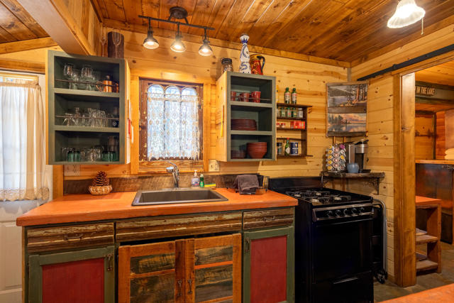 40114 Esterly Lane, Big Bear CA: https://media.crmls.org/mediaz/efe6264e-bffa-4092-b302-17fee4ad9c56.jpg