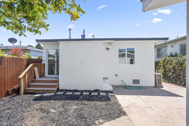 5542 Harvey Ave, Oakland CA: https://media.crmls.org/mediaz/efe686d5-17aa-4440-9a15-1d9d9548ddc8.jpg