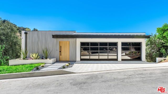 14899 Round Valley Drive, Sherman Oaks CA: https://media.crmls.org/mediaz/efe77818-9ae8-4fef-9875-7fe848e7376f.jpg
