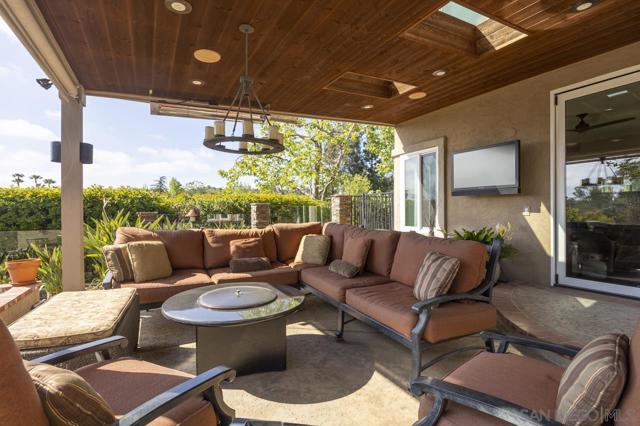 3245 Brookside Ln, Encinitas CA: https://media.crmls.org/mediaz/efe78fbc-518f-425f-89ba-6843e3a6f316.jpg