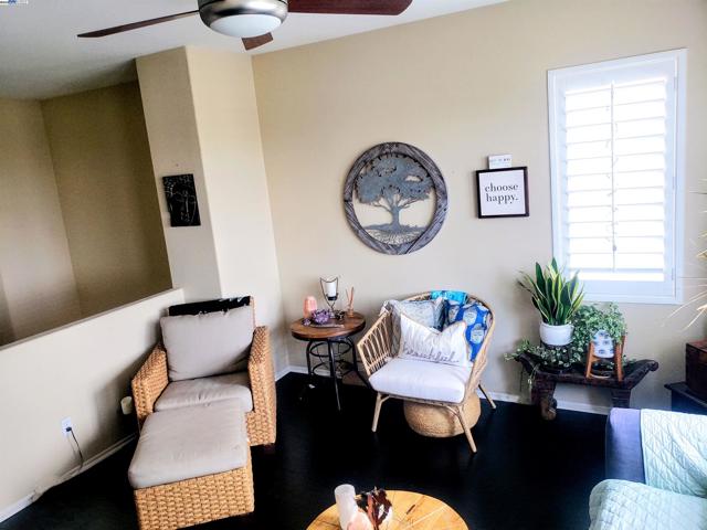 24350 Lorenzo Ln,  CA: https://media.crmls.org/mediaz/efe8154c-7b0a-47ab-9812-f27e98d0e013.jpg