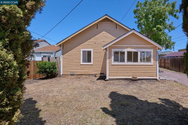 712 Springs Rd, Vallejo CA: https://media.crmls.org/mediaz/efe8c250-5512-4b75-b662-8e98357fee2d.jpg