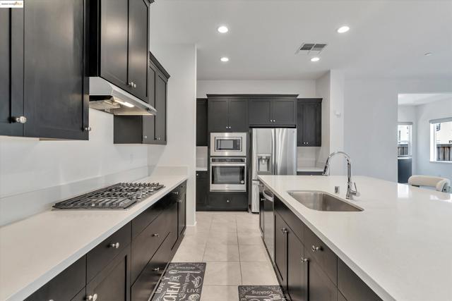 2281 Garden Farms Ave, Lathrop CA: https://media.crmls.org/mediaz/efe90036-8653-4eb5-a616-62e73c79128a.jpg
