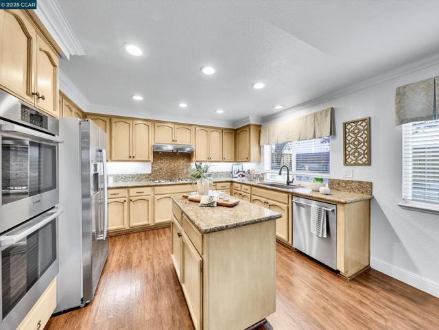 705 Bridge Creek Dr, San Ramon CA: https://media.crmls.org/mediaz/efe9e88b-efc6-4135-8f96-2b477fc72bc4.jpg