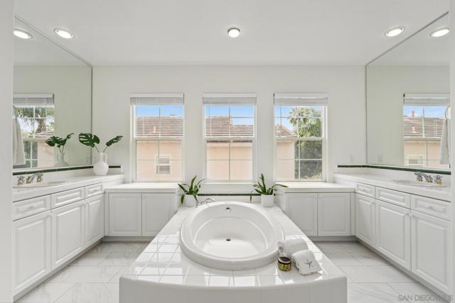 616 Marlin Ln, Carlsbad CA: https://media.crmls.org/mediaz/efeaa916-86ab-4116-a643-306d2f39a3d4.jpg