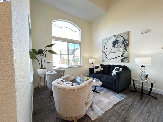 Image 4 of 57 For 2340 Brompton Ave