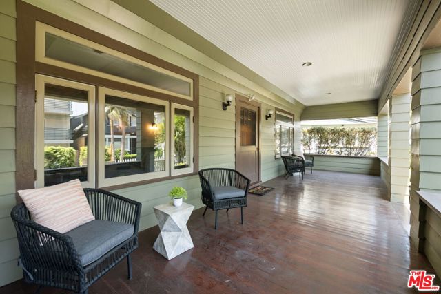 21 Park Avenue, Venice CA: https://media.crmls.org/mediaz/efec3b8a-36ad-49bd-83be-06d0ff056dd7.jpg