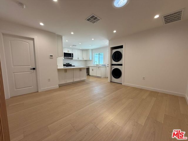 5759 1/2 Lemp Avenue, North Hollywood CA: https://media.crmls.org/mediaz/efec5776-cf23-411d-b0a5-fc0d5c980fa9.jpg