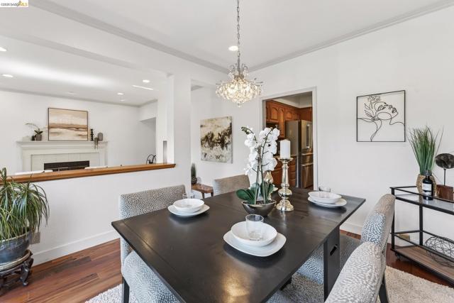 4963 Stoneridge Ct, Oakland CA: https://media.crmls.org/mediaz/efed0047-25b2-40c7-8115-78719f850151.jpg