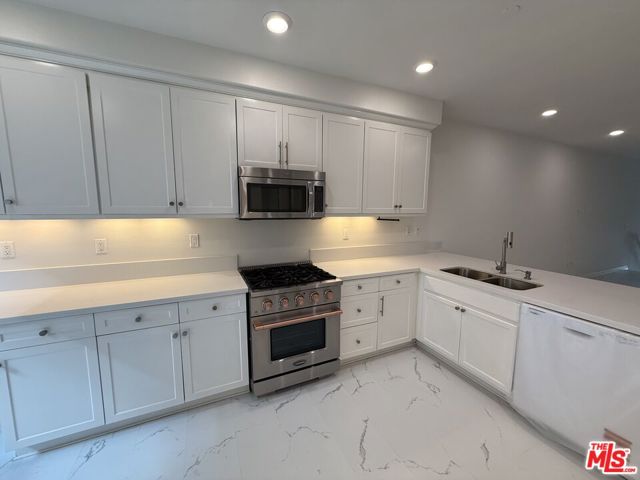 65 Plateau, Irvine CA: https://media.crmls.org/mediaz/efed71ff-5601-448e-8f44-c883c6a3a965.jpg