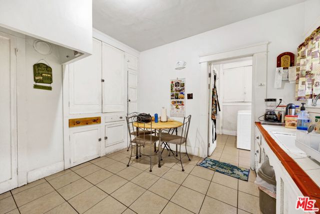 1215 W 39th Place, Los Angeles CA: https://media.crmls.org/mediaz/efed8acf-46b9-4ba7-b541-d2191e29b972.jpg