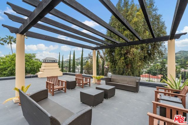 4320 Cedarhurst Circle, Los Angeles CA: https://media.crmls.org/mediaz/efef07e0-f7f9-4207-95f5-bd23e1b36138.jpg