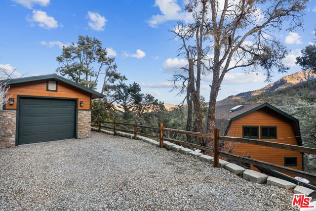 2222 Gimmewald Place, Pine Mountain Club CA: https://media.crmls.org/mediaz/efef36d7-30e5-4a2a-9299-d1c4c81b1602.jpg