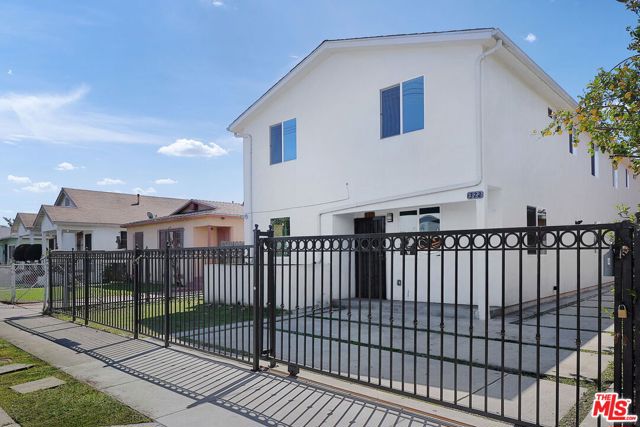 320 E 55th Street, Los Angeles CA: https://media.crmls.org/mediaz/efef8381-2dba-488d-b40c-c2481617a289.jpg