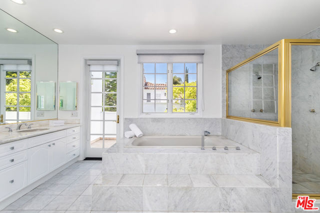 107 N Doheny Drive, Beverly Hills CA: https://media.crmls.org/mediaz/efefe076-08af-42d6-8e48-8b0605103a81.jpg