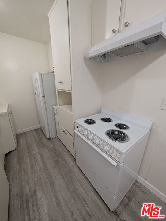 2120 Carmona Avenue, Los Angeles CA: https://media.crmls.org/mediaz/eff003cf-e838-4978-aa2f-5dc1cb632b07.jpg